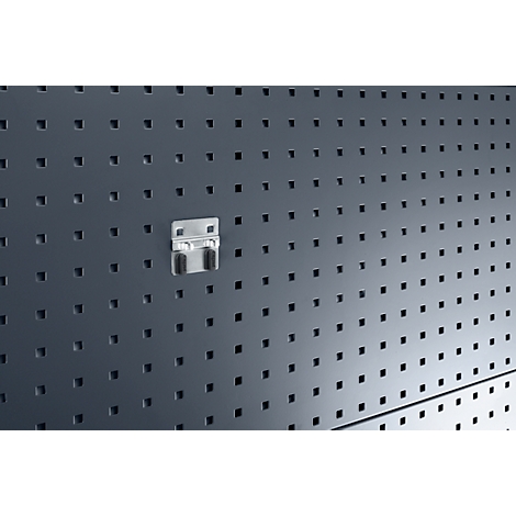 Detailaufnahme einer grauen Lochwand mit Metallhalterung.