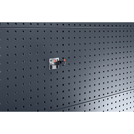 Detailaufnahme einer Halterung mit zwei roten Enden, befestigt an einer Lochwand.