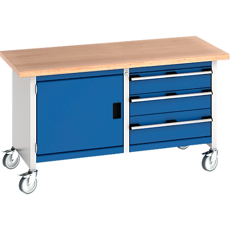 Blauer Werkbanktisch mit Holzplatte, Schrank, Schubladen und Rollen.