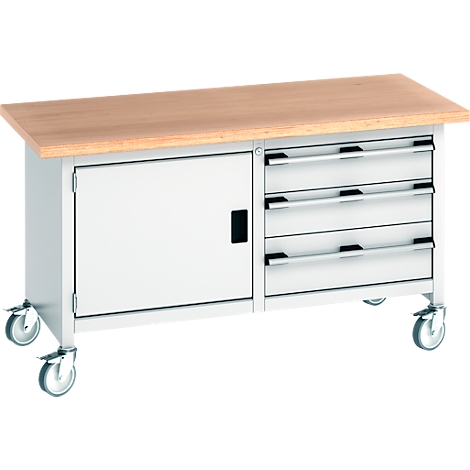 Werkbank mit Holzplatte, Schrank, Schubladen und Rollen. Hellgraue Metallkonstruktion.