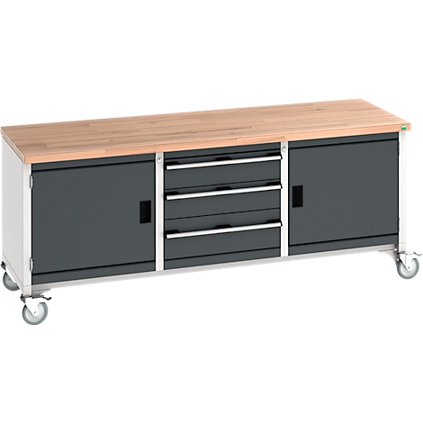 Werkbank mit Holzplatte, grauen Schränken und Schubladen, auf Rollen.