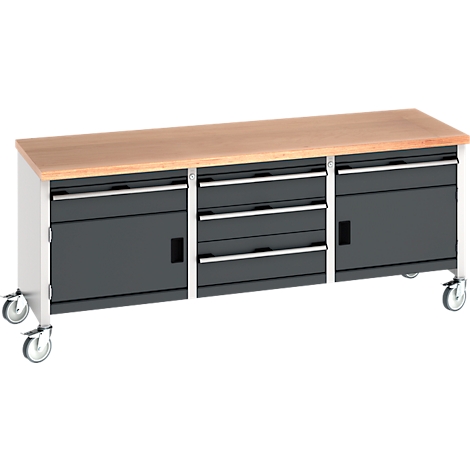 Werkbank mit Holzplatte, grauen Schubladen und Türen, auf Rollen.