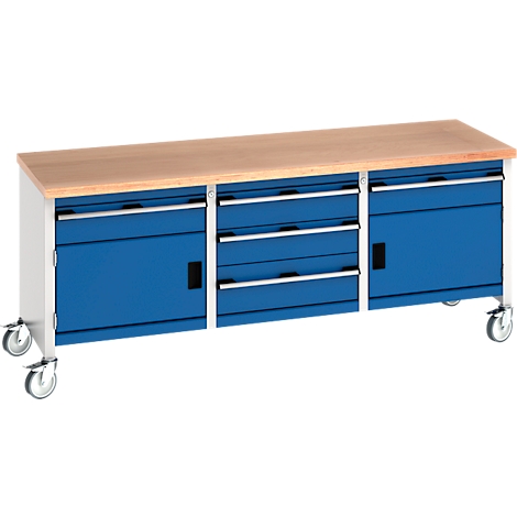 Blaue Werkbank mit Holzplatte, Schubladen und Rollen. Metallgestell, Schubladen und Türen.