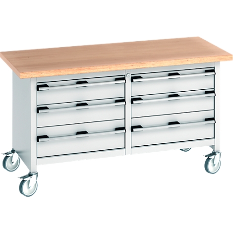 Werkbank mit Holzplatte, hellgrauen Schubladen und Rollen. Die Schubladen haben silberne Griffe und schwarze Akzente.