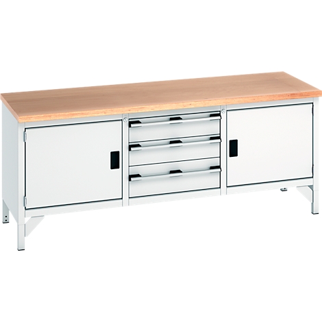 Werkbank mit Holzplatte, weißen Türen und Schubladen. Metallgestell.