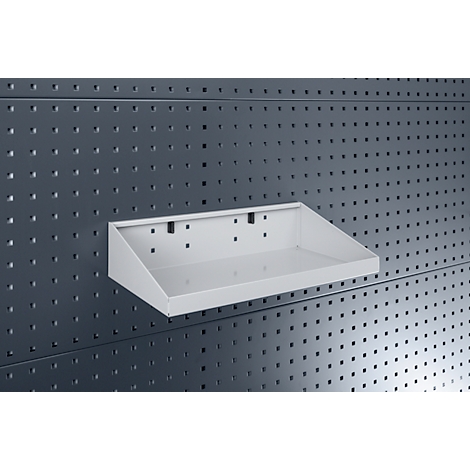 Weisses Regalboden an einer grauen Lochwand. Das Regal hat eine abgeschrägte Front.