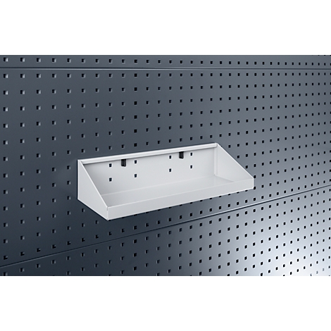 Weiße Metallablage an einer grauen Lochwand. Die Ablage hat eine schräge Vorderseite.