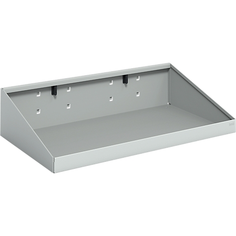 Graue, leere Wandablage, rechteckig, abgeschrägte Seiten. Zwei schwarze Halterungen, rechteckige Aussparungen.