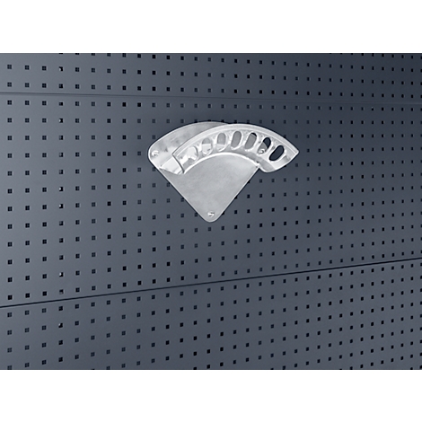 Metallhalterung für Werkzeug an perforierter Wand. Grauer Hintergrund.