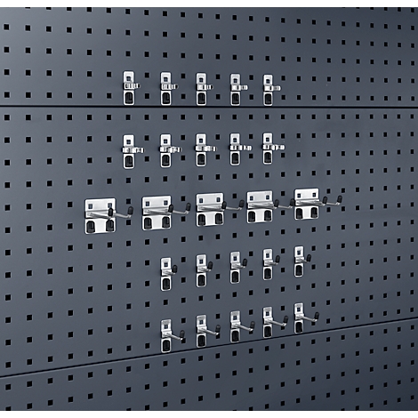 Graue Lochwand mit verschiedenen Haken aus Metall, angeordnet in horizontalen Reihen, mit quadratischen Löchern.