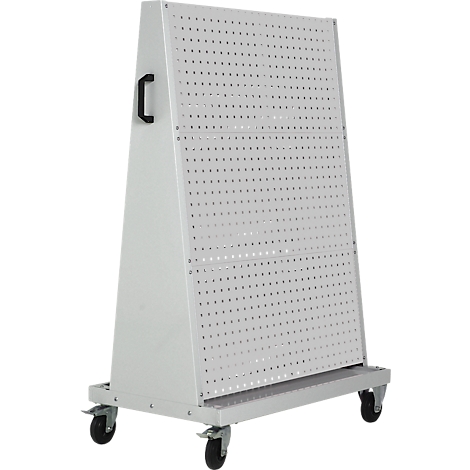Graue, mobile Lochwand mit Griff und Rollen. Die Wand ist perforiert und steht auf einem silbernen Sockel.