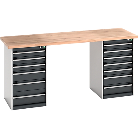 Werkbank met houten blad, twee grijze kastonderkasten en zilveren handgrepen.