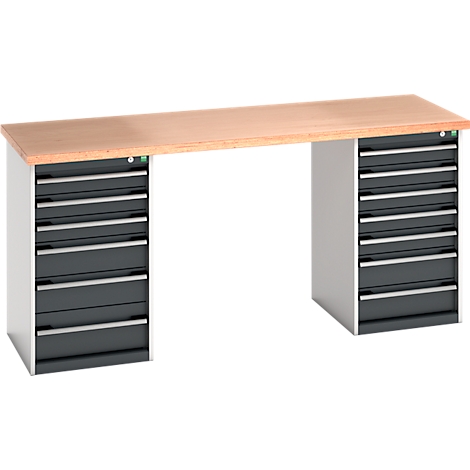 Werkbank mit Holzplatte, grauen Schubladen und silberfarbenen Griffen.