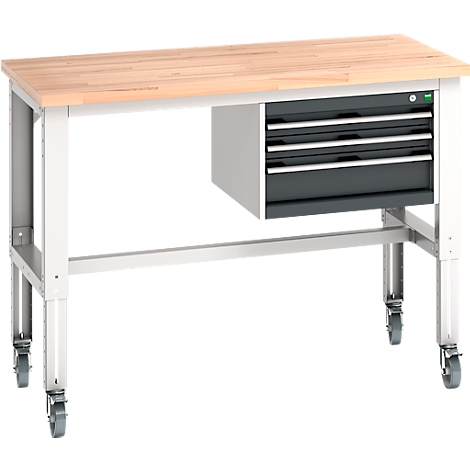 Werkbank mit Holzplatte, grauem Schubladenschrank und Rollen.