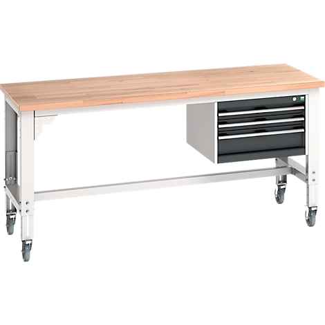 Werkbank mit Holzplatte, grauen Schubladen und Rollen. Hellgraues Gestell, unaufgeräumt.