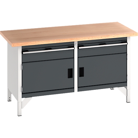 Werkbank mit Holzplatte, grauen Schubladen und Türen, auf weißen Beinen.