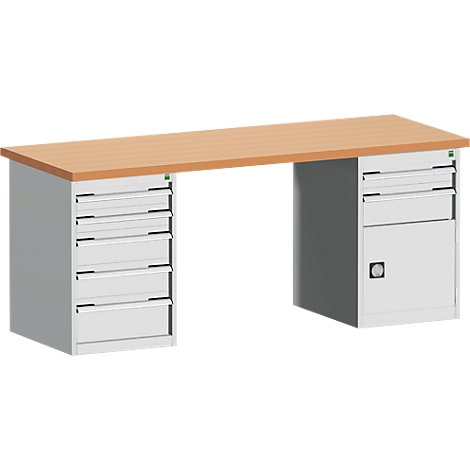 Ein Werkstatttisch mit Holzplatte und Schubladenschränken aus Metall.