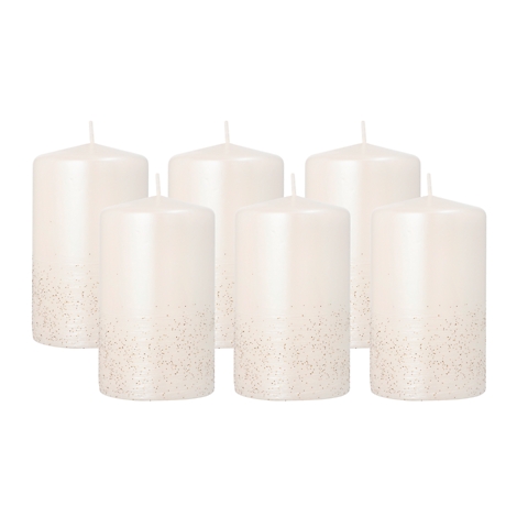 Six bougies piliers crème avec décor pailleté en bas, sur fond blanc.