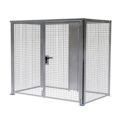 Cage métallique avec porte et serrure. Murs en treillis, couleur grise. Pour le stockage sécurisé d'articles.