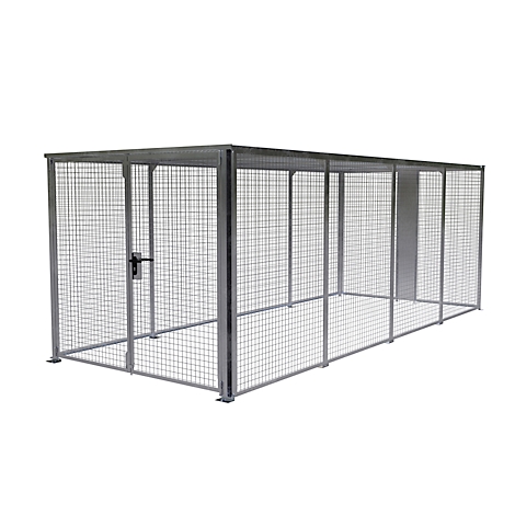 Cage métallique rectangulaire et spacieuse. La grille est fermée par une porte.