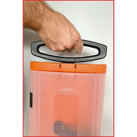 Eine Hand hält einen schwarzen Tragegriff über einer orangefarbenen Box. Der Griff ist an der Box befestigt.