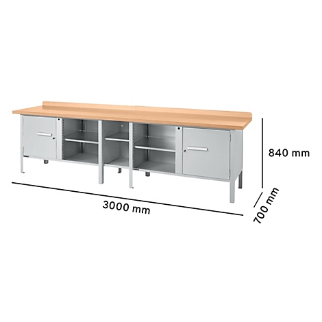 Werkbank met houten werkblad, metalen kasten en open schappen. Afmetingen: 3000 mm x 700 mm x 840 mm.