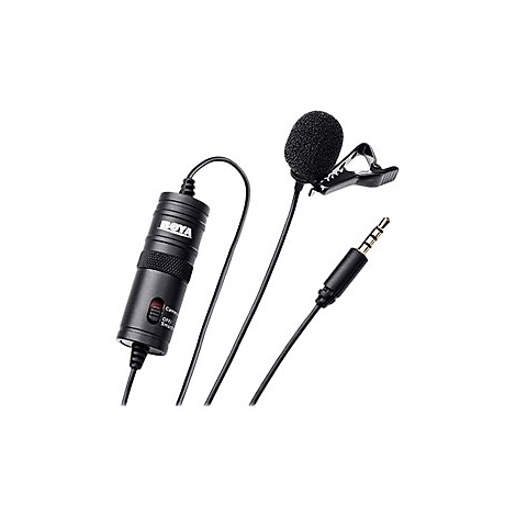 Schwarzes Boya-Ansteckmikrofon mit Kabel, Bedieneinheit und Klinkenstecker vor weißem Hintergrund.