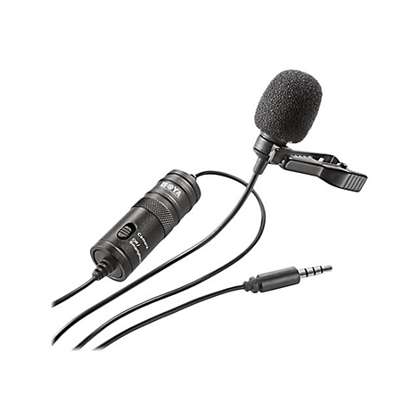Schwarzes Boya Lavalier-Mikrofon mit Kabel, Steuereinheit und Klinkenstecker vor weißem Hintergrund.