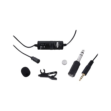 Boya Lavalier-Mikrofon Set mit schwarzer Steuereinheit, Klemme, Schaumstoffwindschutz, Batterie und Klinkenadapter.