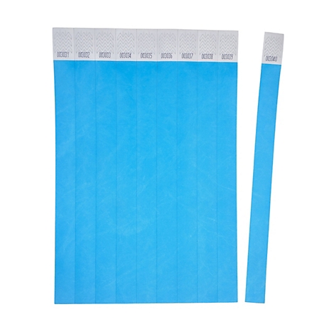 Plusieurs bracelets d'identification en papier bleu clair, numérotés, sur fond blanc.