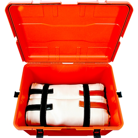Offene, orangefarbene Box mit weißem Inhalt, der mit schwarzen Gurten befestigt ist.