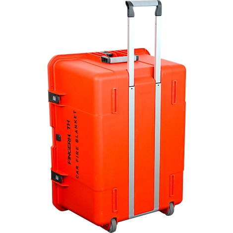 Ein leuchtend oranger Transportkoffer mit ausziehbarem Griff und Rädern, beschriftet mit FINGERH TH CAR FIRE BLANKET.