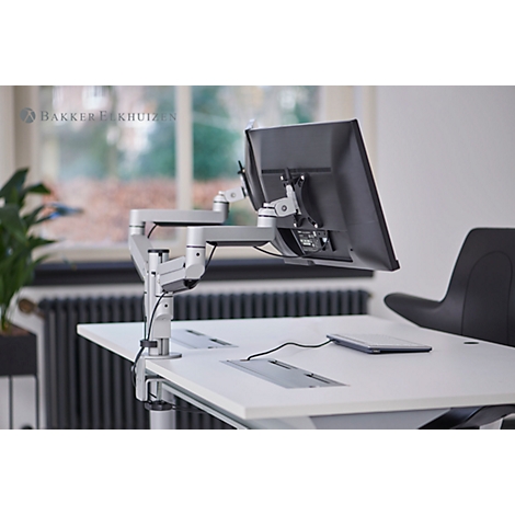 Bureau avec bras de moniteur, moniteur, plateau et chaise.