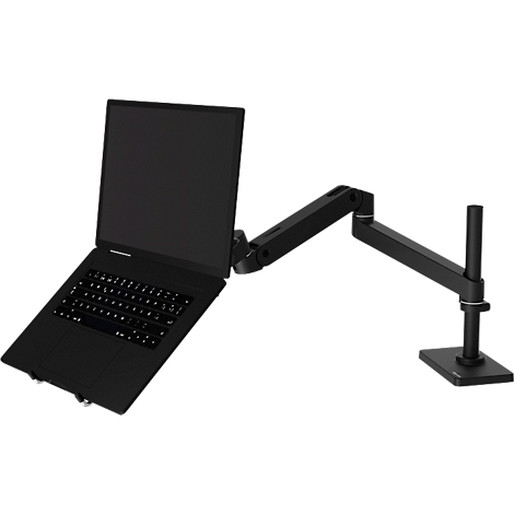 Ordinateur portable noir monté sur un bras de moniteur. Le bras est fixé à une base, l'ordinateur portable est incliné.