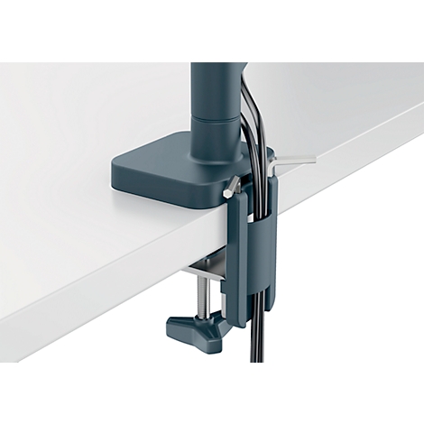 Support pour câbles sur un bureau. Le support est composé d'une pince métallique bleu-gris et d'un support bleu.