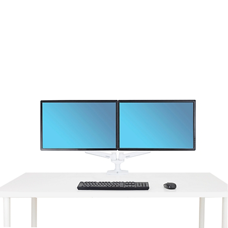 Deux moniteurs avec écrans bleus sont posés sur un bureau blanc. Un clavier et une souris sont sur la table.