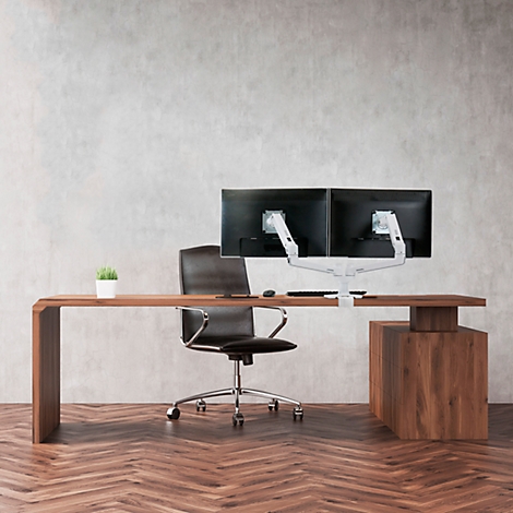 Un bureau moderne avec deux écrans, une chaise et une petite plante. Le parquet a un motif en chevrons.