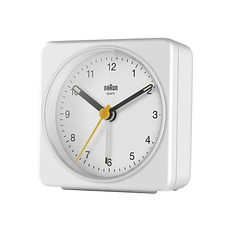 Quadratischer weißer Braun-Wecker mit weißem Ziffernblatt, schwarzen Ziffern sowie gelbem Sekundenzeiger.