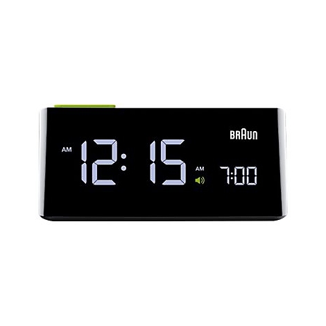 Schwarzer digitaler Braun-Wecker mit grünen Akzenten zeigt 12:15 Uhr und eine Weckzeit von 7:00 Uhr.