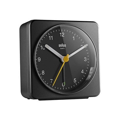 Schwarzer, quadratischer Braun Quartz Wecker mit weißem Zifferblattdruck und gelbem Sekundenzeiger auf weißem Grund.