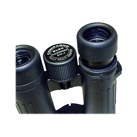 Nahaufnahme eines schwarzen Fernglases mit Fokusrad, auf dem Compagno 8x34, Waterproof, BAK-4 steht.