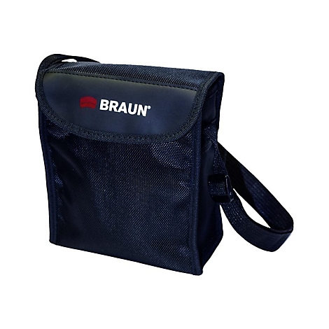 Schwarze, quadratische Braun-Tasche aus Stoff mit Schultergurt und weißem Logo auf dem Deckel.