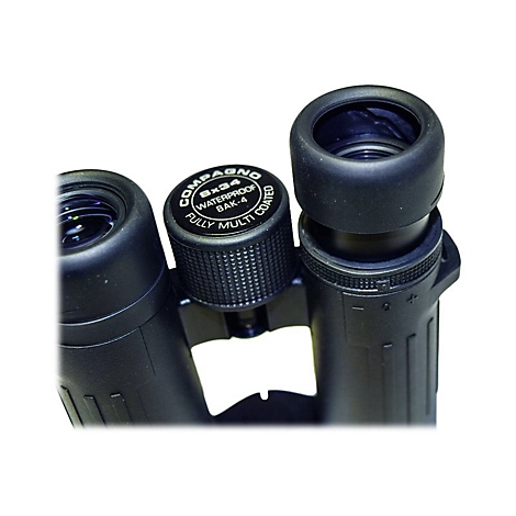 Nahaufnahme der schwarzen Fokussierungsschraube eines Compagno 8x34 Fernglases mit technischen Spezifikationen.
