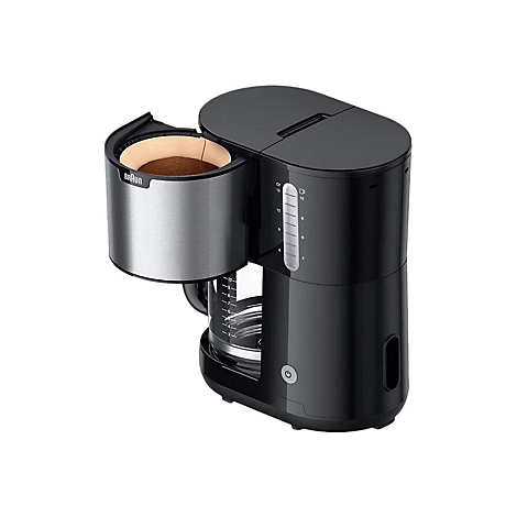 Schwarze Braun Kaffeemaschine mit ausgeschwenktem Filterhalter und Kaffeepulver, vor weißem Hintergrund.