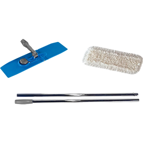Een vlakke mopset, bestaande uit mop houder, mop cover en telescopische steel. De blauwe mop houder en witte hoezen liggen op een witte achtergrond.