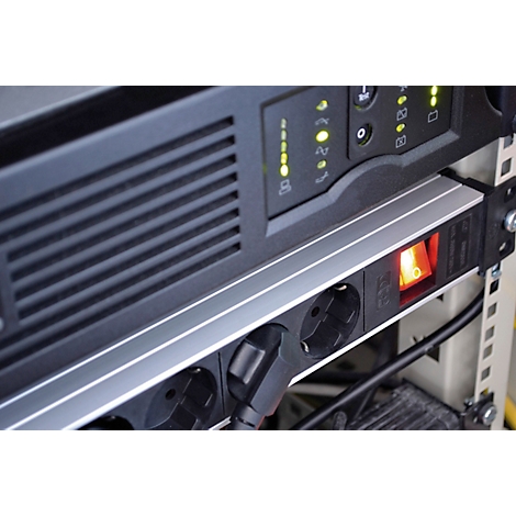 Gros plan d'un store blanc avec des lamelles horizontales et un support et une tige noirs.