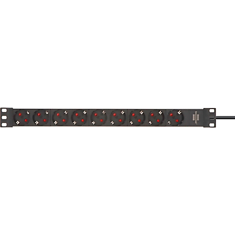 Een langwerpige stekkerdoos met 10 stopcontacten. Een zwarte stekker is aangesloten op een kabel.