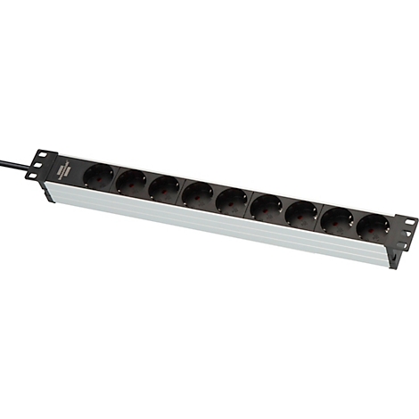Detailopname van een serverrack: stekkerdoos met verlichte schakelaar. Stroomkabels en apparaten op de achtergrond.