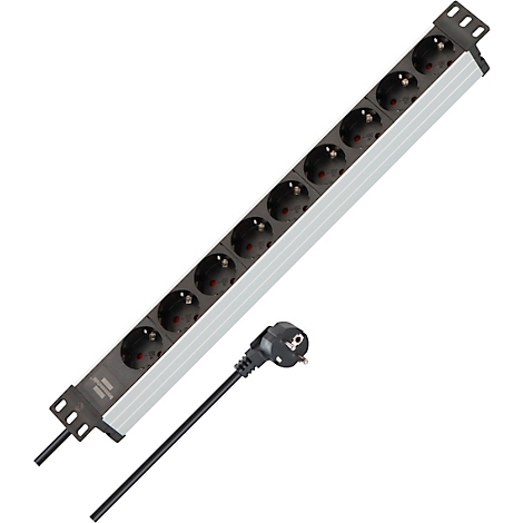 Silberne Mehrfachsteckdose mit 10 Steckplätzen, Netzkabel, Stecker. Auf beiden Seiten schwarze Halterungen.