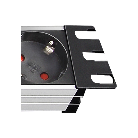 Eine silberne Steckdosenleiste mit schwarzen Steckdosen. Ein schwarzes Kabel verläuft nach links.